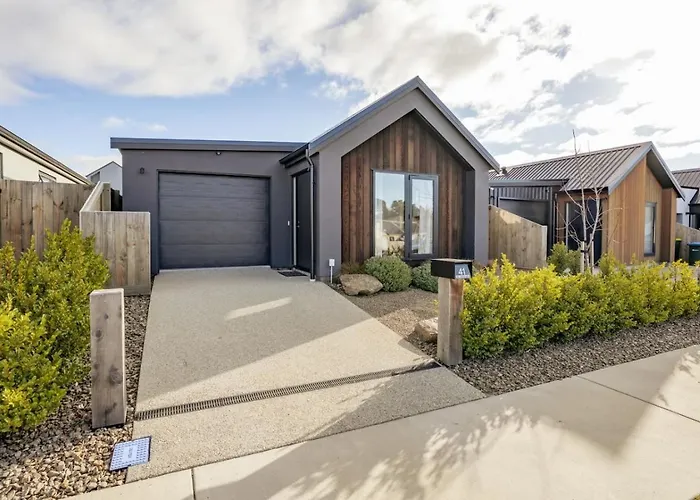 Holiday home Base Northlake - Peaceful With Mountain Views Wanaka